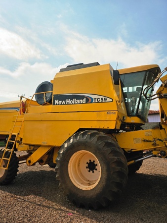 Colheitadeira New Holland TC 59 ano 2007 - TC 59 - Máquinas Agrícolas