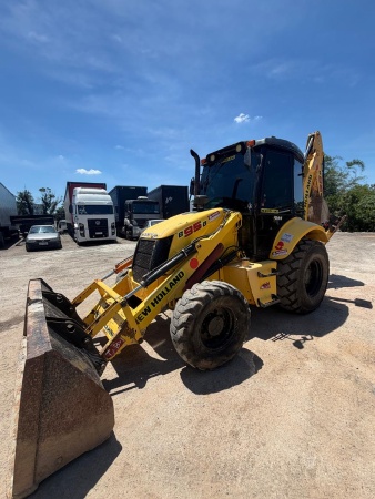 Retroescavadeira New Holland B95B ano 2012