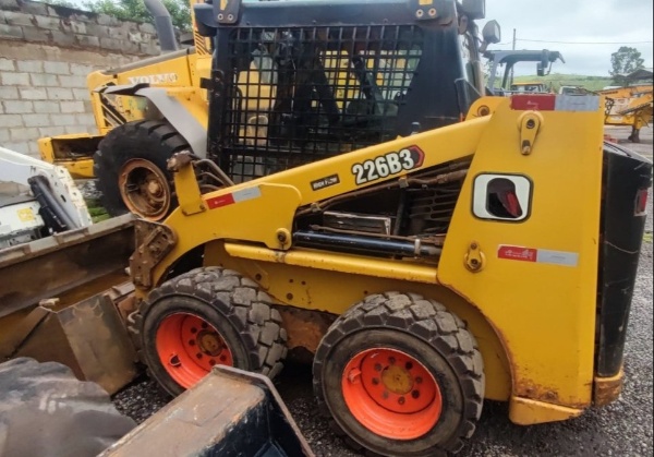 Mini Carregadeira Caterpillar 226B3 ano 2021