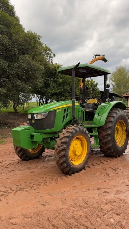 Trator John Deere 5080E ano 2023