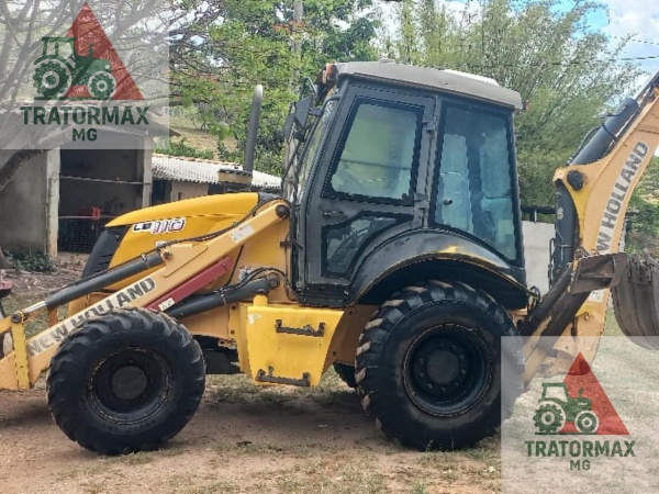 Retroescavadeira New Holland LB110 ano 2012