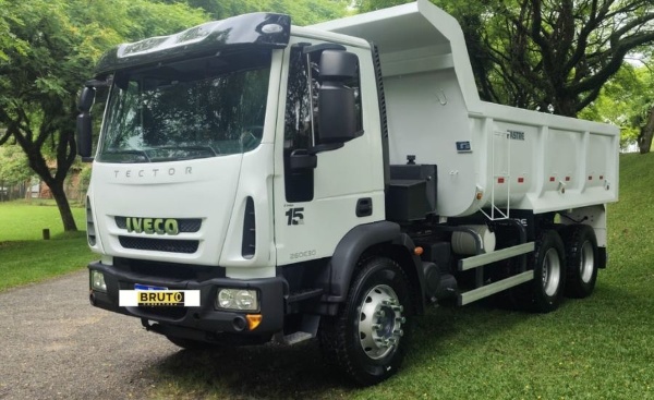 Caminhão Iveco 260E 30 ano 2023