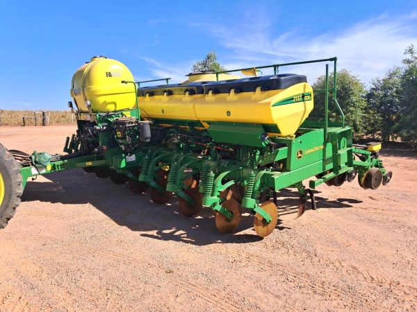 Plantadeira John Deere 2117 ano 2023 - 2117 - Implementos para Plantio