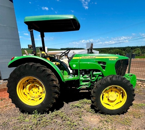 Trator John Deere 5090E ano 2015