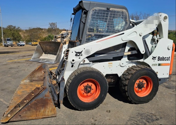 Mini Carregadeira Bobcat S650 ano 2011