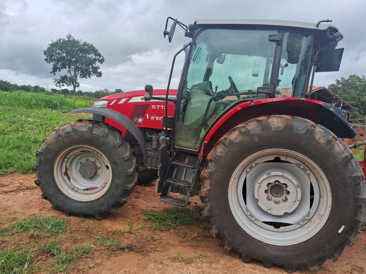 Trator Massey Ferguson MF 6713 ano 2022