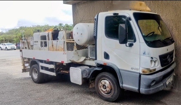 Caminhão Mercedes Benz Accelo 815 ano 2013