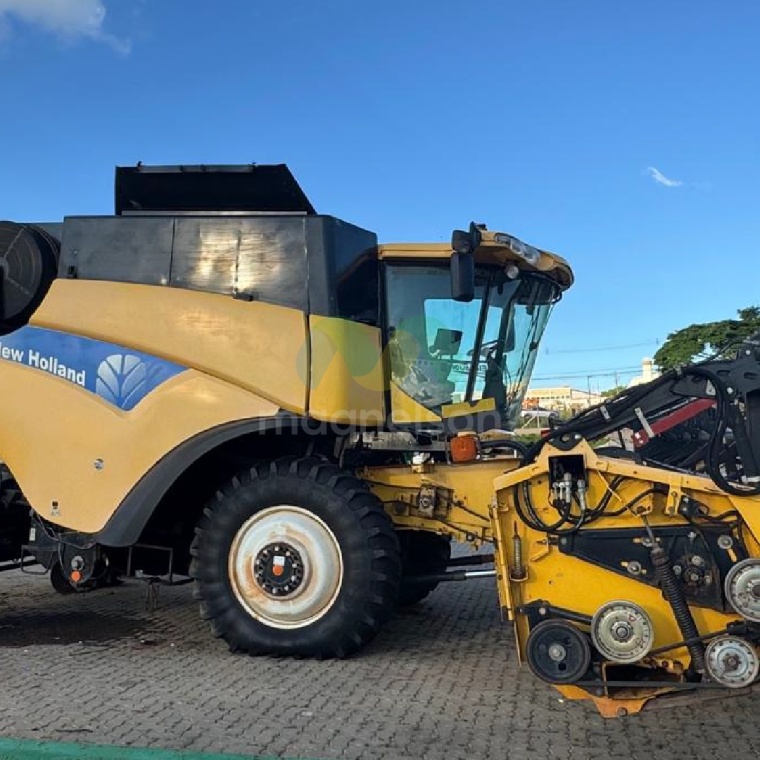 Colheitadeira New Holland CR 9060 ano 2011