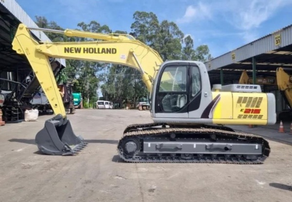 Escavadeira New Holland E215 ano 2008