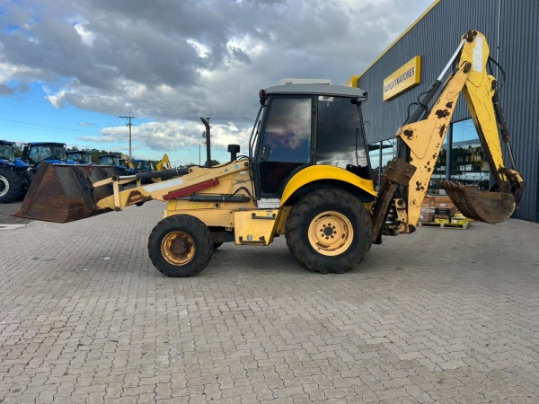 Retroescavadeira New Holland LB110 ano 2010