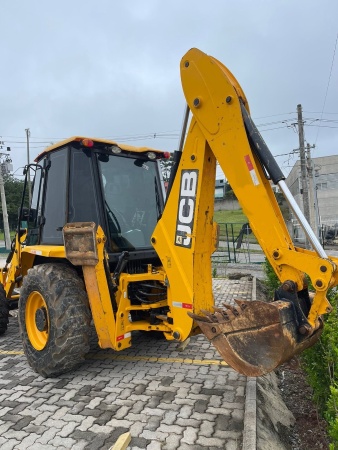 Retroescavadeira JCB 3CX