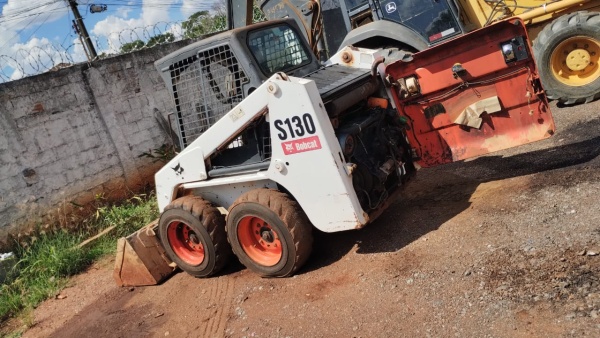 Mini Carregadeira Bobcat S130 ano 2010