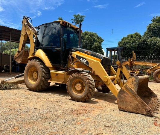 Retroescavadeira Caterpillar 416 E ano 2014