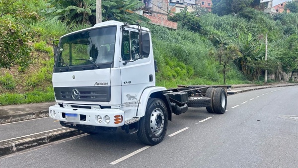 Caminhão Mercedes Benz Atron 1719 ano 2014