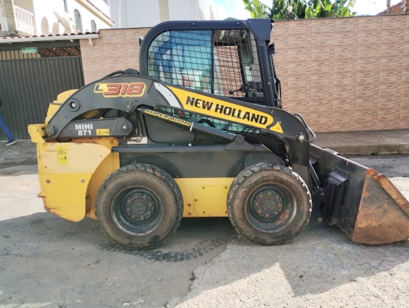 Mini Carregadeira New Holland L318 ano 2021