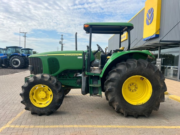 Trator John Deere 6615 ano 2010