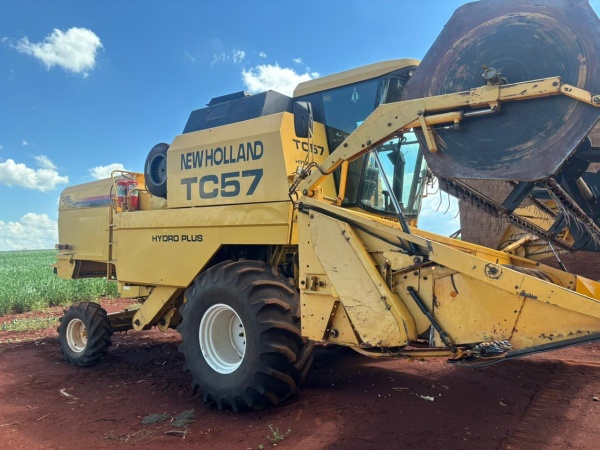 Colheitadeira New Holland TC 57 ano 2001
