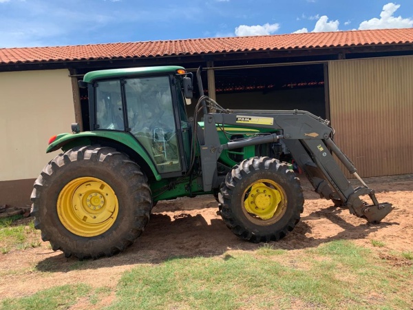 Trator John Deere 6110J ano 2016
