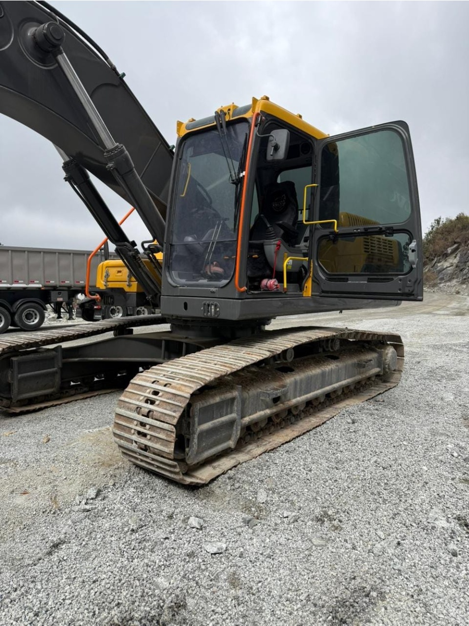 Escavadeira Volvo EC240BLC ano 2002