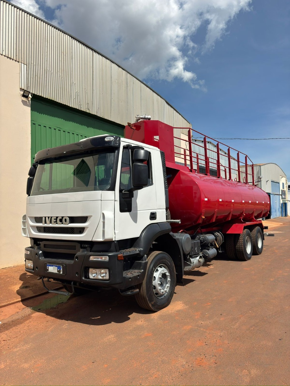 Caminhão Iveco Trakker 380T ano 2011