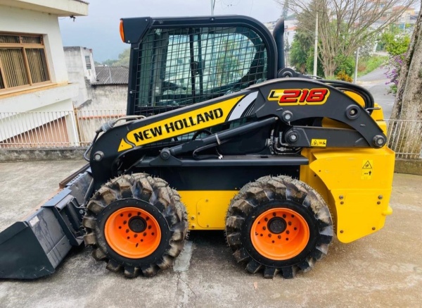 Mini Carregadeira New Holland L218