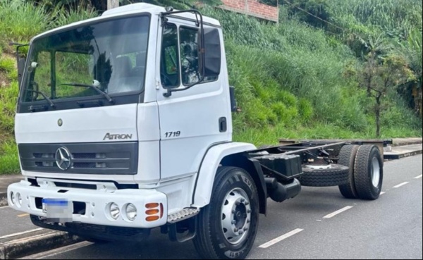 Caminhão Mercedes Benz Atron 1719 ano 2014