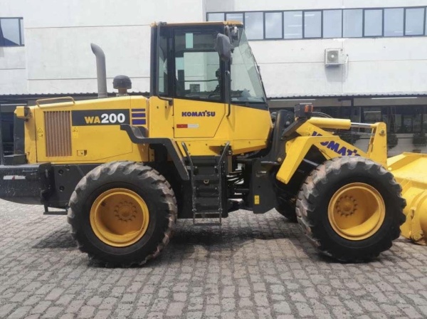 Pá Carregadeira Komatsu WA 200 ano 2024