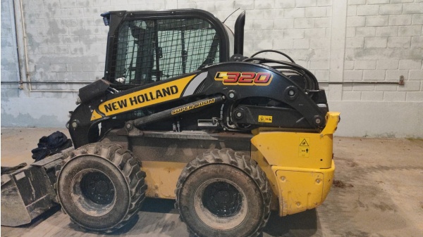 Mini Carregadeira New Holland L320 ano 2023