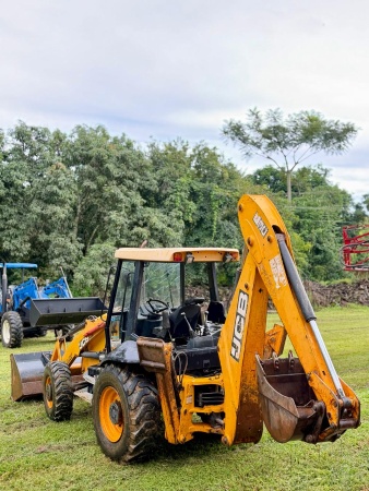 Retroescavadeira JCB 3C ano 2012