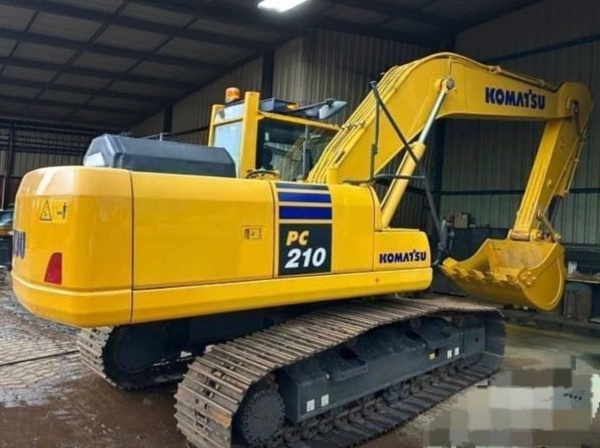Escavadeira Komatsu PC210 ano 2023