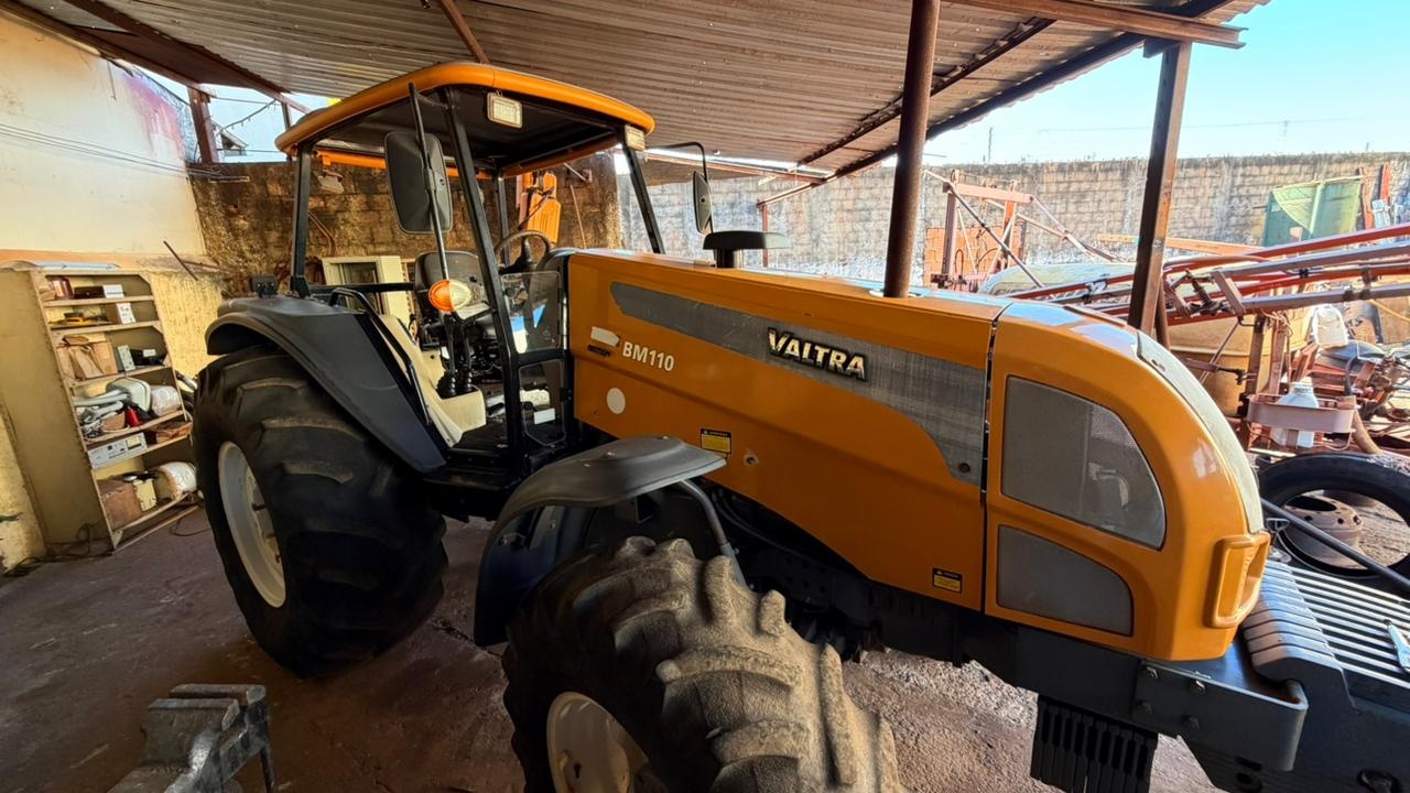 Trator Valtra BM 100 ano 2012