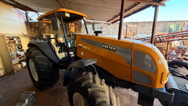Trator Valtra BM 100 ano 2012