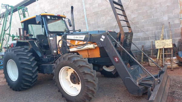 Trator Valtra BH 140 ano 2005
