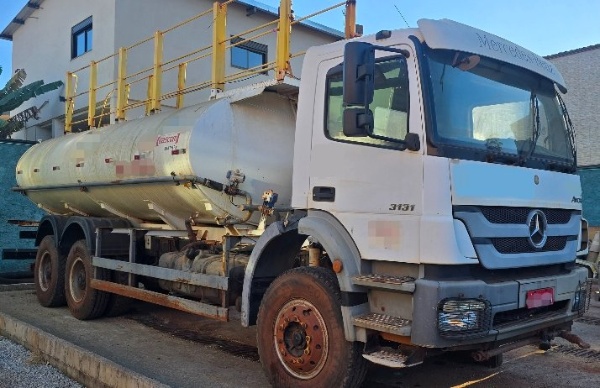 Caminhão Mercedes Benz Axor 3131 ano 2014