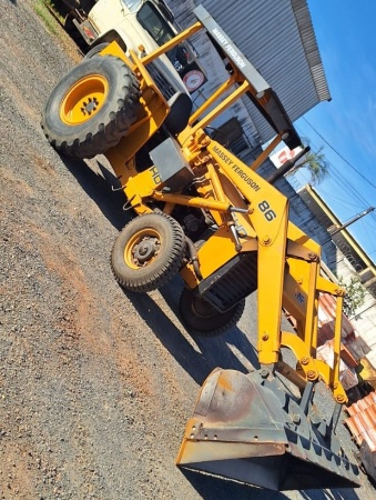 Retroescavadeira Massey Ferguson MF 86HD ano 1994