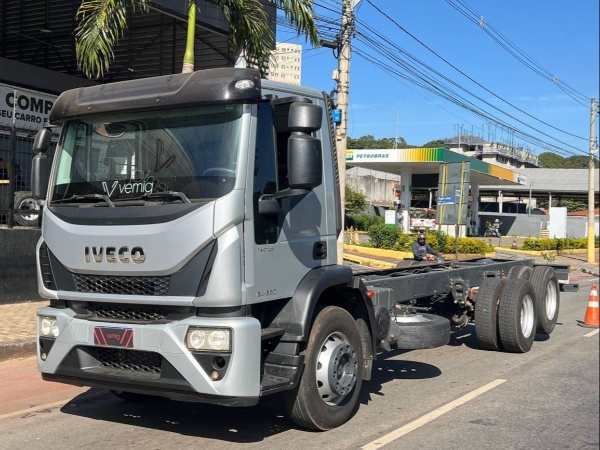 Caminhão Iveco TECTOR 240E28 ano 2022