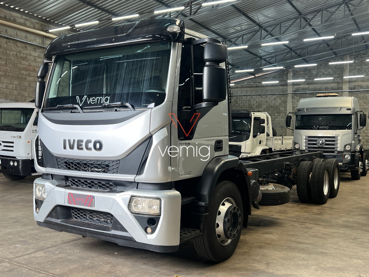Caminhão Iveco TECTOR 240E28 ano 2022