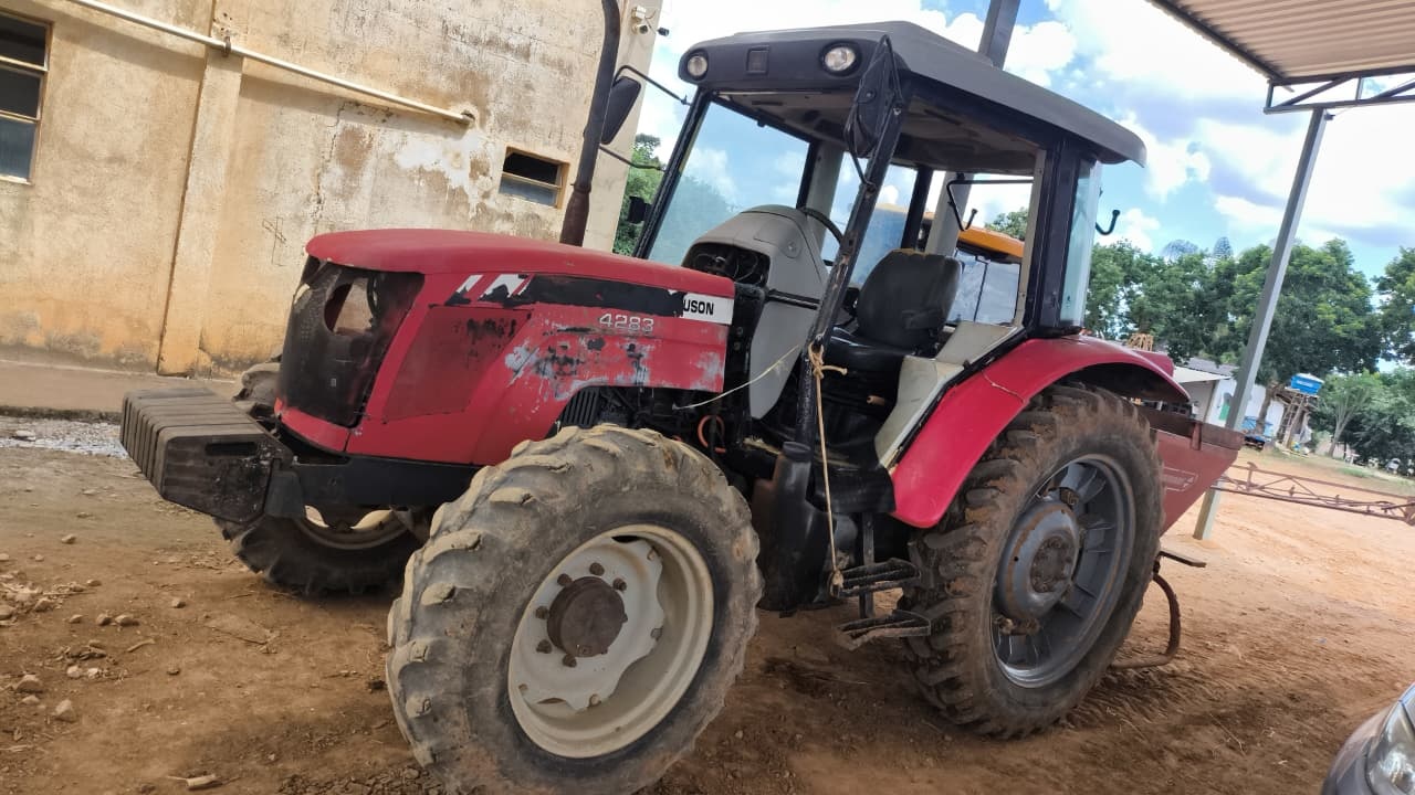 Trator Massey Ferguson MF 4283