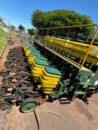 Plantadeira Tatu Marchesan Ultraflex ano 2011
