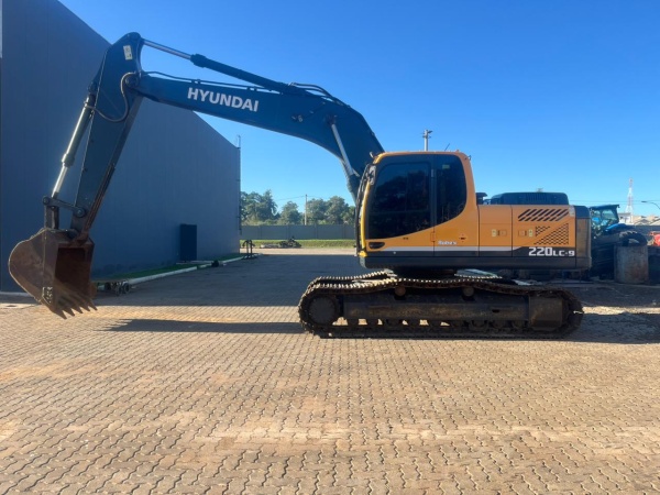 Escavadeira Hyundai 220LC ano 2023
