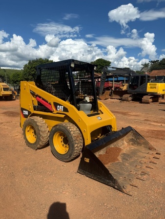 Mini Carregadeira Caterpillar 226B ano 2012