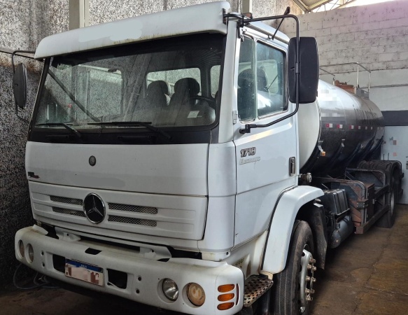 Caminhão Mercedes Benz 1718 ano 2011 - 1718 - Caminhões e Carretas