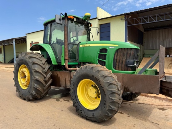 Trator John Deere 6180J ano 2015