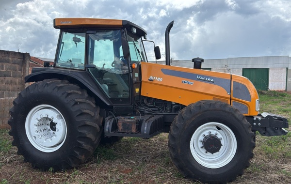 Trator Valtra BH 180 ano 2014 - BH 180 - Máquinas Agrícolas
