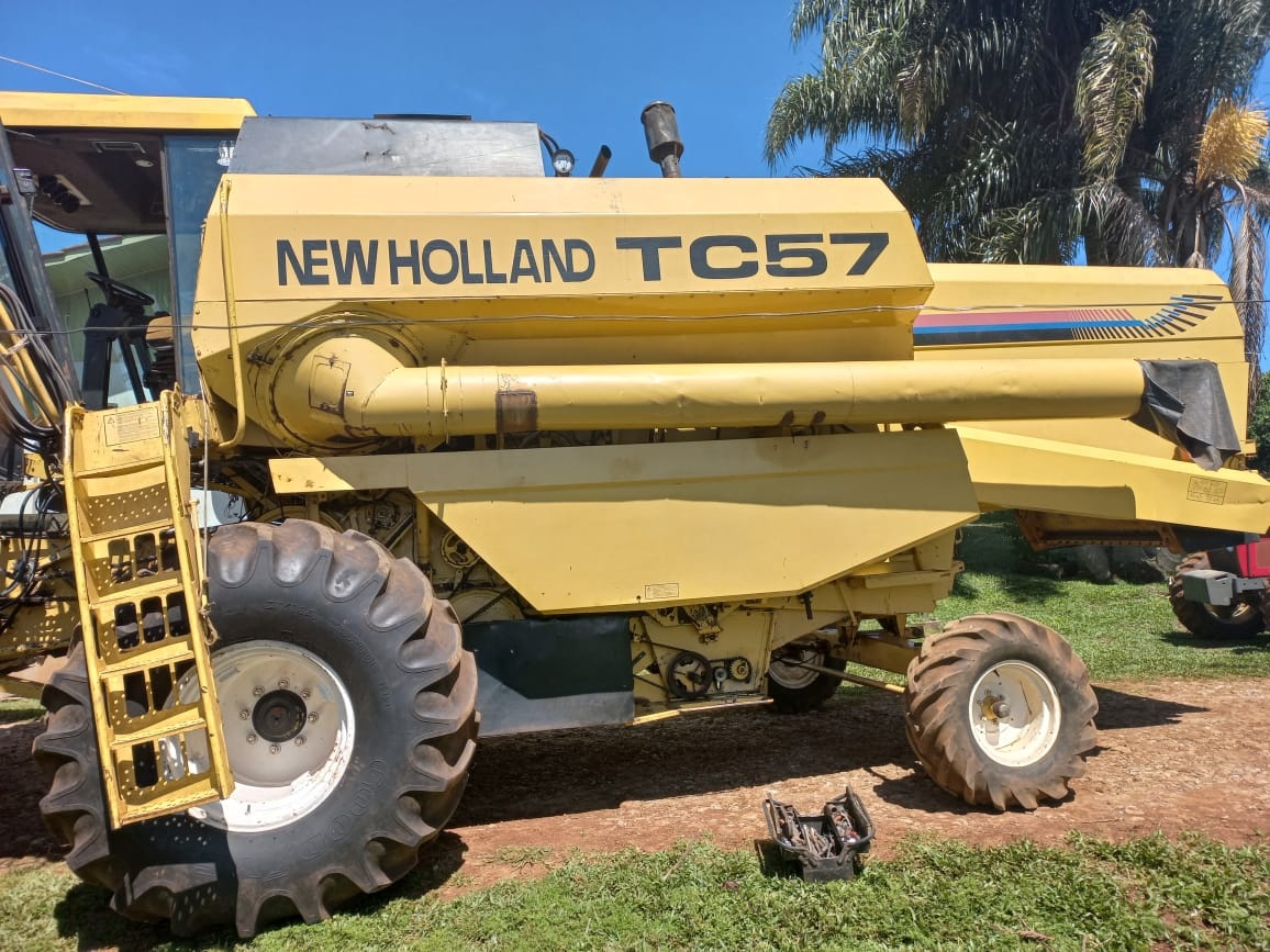 Colheitadeira New Holland TC 57 ano 2000