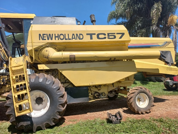 Colheitadeira New Holland TC 57 ano 2000