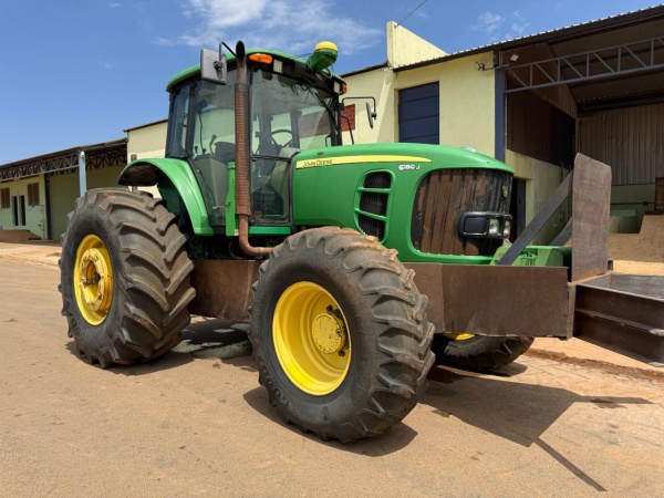 Trator John Deere 6180J ano 2015