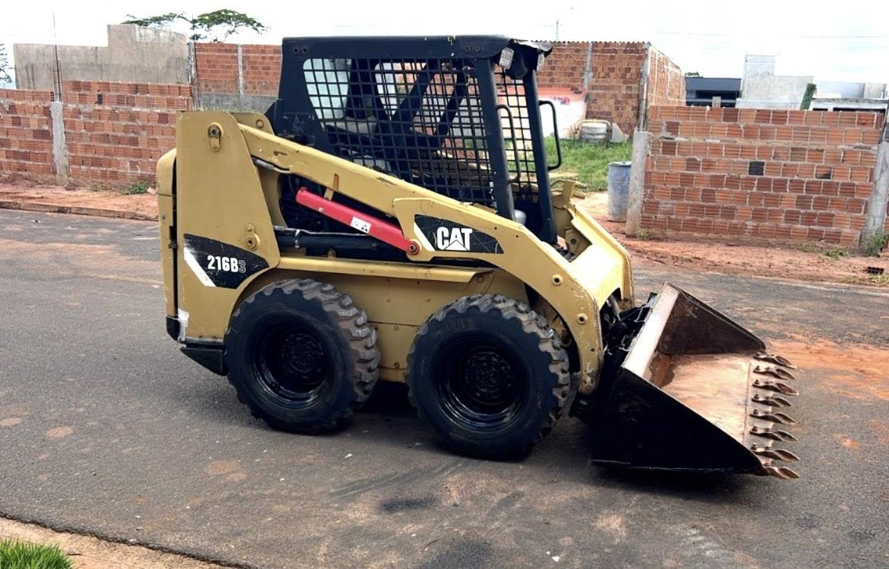 Mini Carregadeira Caterpillar 216B3 ano 2013