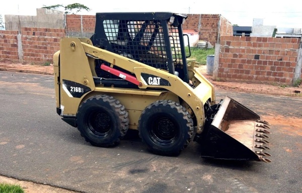 Mini Carregadeira Caterpillar 216B3 ano 2013 - 216B3 - Máquinas de Linha Amarela