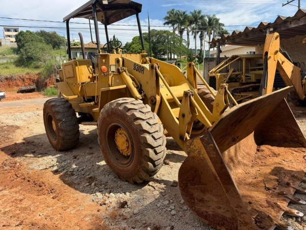 Pá Carregadeira Caterpillar 930 R ano 1980